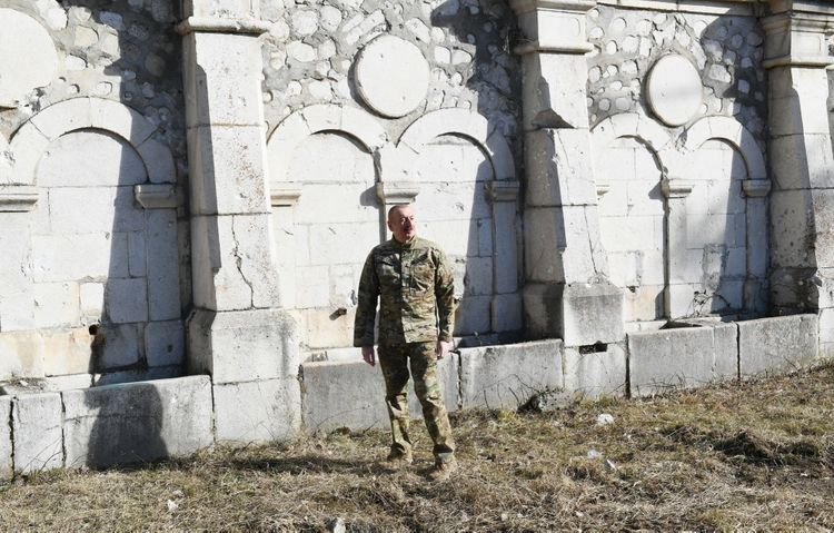 Prezident İlham Əliyev və ailə üzvləri Şuşada RİH binası, Natəvan bulağı, Bülbülün ev muzeyinə baş çəkiblər