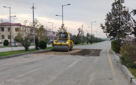 Yevlax şəhərində yolların asfalt örtüyü yenilənir.