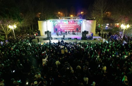 Yevlaxda 31 Dekabr Dünya Azərbaycanlılarının Həmrəyliyi Günü və Yeni İl münasibətilə möhtəşəm konsert keçirilib Yevlaxda 31 Dekabr Dünya Azərbaycanlılarının Həmrəyliyi Günü və Yeni İl münasibətilə möhtəşəm konsert keçirilib