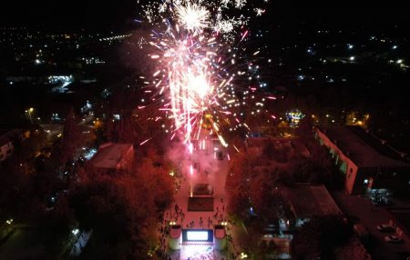 Yevlaxda 31 Dekabr Dünya Azərbaycanlılarının Həmrəyliyi Günü və Yeni İl münasibətilə möhtəşəm konsert keçirilib Yevlaxda 31 Dekabr Dünya Azərbaycanlılarının Həmrəyliyi Günü və Yeni İl münasibətilə möhtəşəm konsert keçirilib