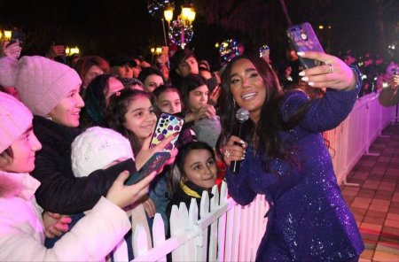Yevlaxda 31 Dekabr Dünya Azərbaycanlılarının Həmrəyliyi Günü və Yeni İl münasibətilə möhtəşəm konsert keçirilib Yevlaxda 31 Dekabr Dünya Azərbaycanlılarının Həmrəyliyi Günü və Yeni İl münasibətilə möhtəşəm konsert keçirilib