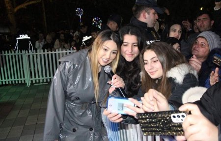 Yevlaxda 31 Dekabr Dünya Azərbaycanlılarının Həmrəyliyi Günü və Yeni İl münasibətilə möhtəşəm konsert keçirilib Yevlaxda 31 Dekabr Dünya Azərbaycanlılarının Həmrəyliyi Günü və Yeni İl münasibətilə möhtəşəm konsert keçirilib
