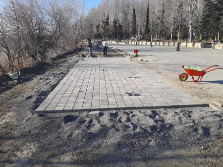Yevlaxda Kür çayının sahilində bulvar istirahət parkında təmir-tikinti işləri aparılır. 