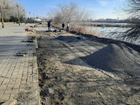 Yevlaxda Kür çayının sahilində bulvar istirahət parkında təmir-tikinti işləri aparılır. 