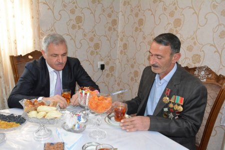 İcra başçısı Birinci Qarabağ müharibəsi əlili Eyvaz Atayevi ziyarət edib İcra başçısı Birinci Qarabağ müharibəsi əlili Eyvaz Atayevi ziyarət edib