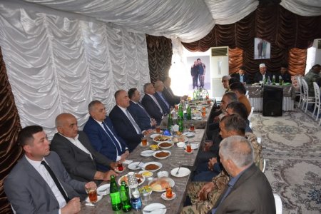 Rayon rəhbəri şəhid atasının üç mərasimində iştirak edib Rayon rəhbəri şəhid atasının üç mərasimində iştirak edib