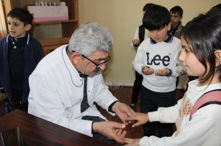 “Uşaqların icbari dispanserizasiyadan keçirilməsinə dair Dövlət Proqramı”na uyğun olaraq uşaqların ilkin müayinələri həyata keçirilir