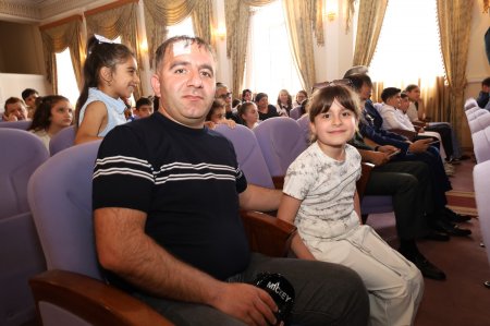 Yevlaxda "Konstitusiya və Suverenlik İli" çərçivəsində"  "1 İyun- Uşaqların Beynəlxalq Müdafiəsi Günü" münasibətilə şəhid ailələrinin və müharibə əlillərinin övladları üçün bayram tədbiri təşkil olunub. 