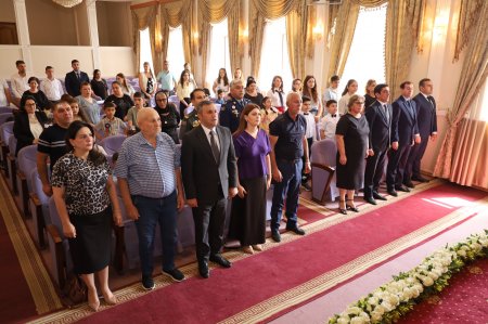 Yevlaxda "Konstitusiya və Suverenlik İli" çərçivəsində"  "1 İyun- Uşaqların Beynəlxalq Müdafiəsi Günü" münasibətilə şəhid ailələrinin və müharibə əlillərinin övladları üçün bayram tədbiri təşkil olunub. 