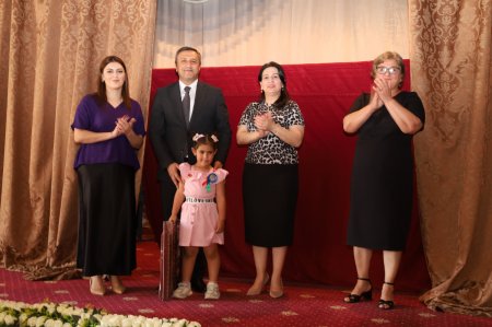 Yevlaxda "Konstitusiya və Suverenlik İli" çərçivəsində"  "1 İyun- Uşaqların Beynəlxalq Müdafiəsi Günü" münasibətilə şəhid ailələrinin və müharibə əlillərinin övladları üçün bayram tədbiri təşkil olunub. 