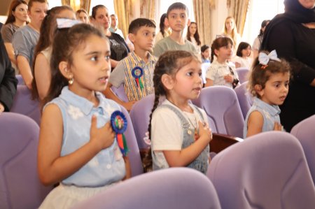 Yevlaxda "Konstitusiya və Suverenlik İli" çərçivəsində"  "1 İyun- Uşaqların Beynəlxalq Müdafiəsi Günü" münasibətilə şəhid ailələrinin və müharibə əlillərinin övladları üçün bayram tədbiri təşkil olunub. 