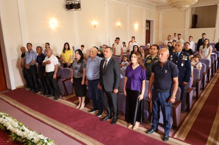 Yevlaxda "Konstitusiya və Suverenlik İli" çərçivəsində"  "1 İyun- Uşaqların Beynəlxalq Müdafiəsi Günü" münasibətilə şəhid ailələrinin və müharibə əlillərinin övladları üçün bayram tədbiri təşkil olunub. 