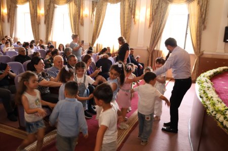 Yevlaxda "Konstitusiya və Suverenlik İli" çərçivəsində"  "1 İyun- Uşaqların Beynəlxalq Müdafiəsi Günü" münasibətilə şəhid ailələrinin və müharibə əlillərinin övladları üçün bayram tədbiri təşkil olunub. 