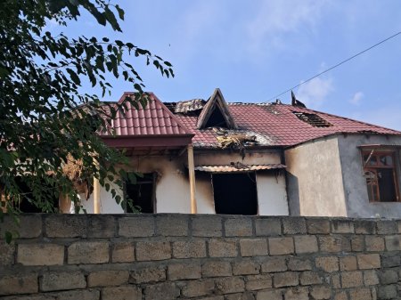 Yevlaxda ev yanıb