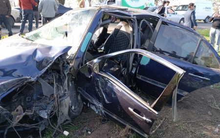 “Mercedes” dirəyə dəyib aşdı- sürücü yaralandı
