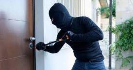 Polis evdən 5000 manatlıq qızıl-zinət əşyaları oğurlayan şəxsi saxladı