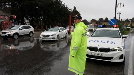 Polis yağışlı havada gücləndirilmiş iş rejimində xidmət aparır.Foto