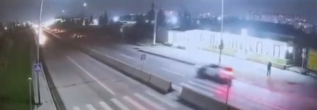 Piyada keçidindən keçən piyadanı avtomobil vurdu-Foto