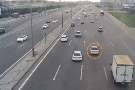 Yolda xarab olan minik avtomobilinə digər minik avtomobili arxadan çırpıldı.FOTO