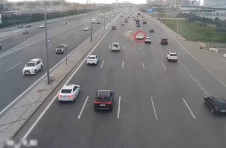 Yolda xarab olan minik avtomobilinə digər minik avtomobili arxadan çırpıldı.FOTO