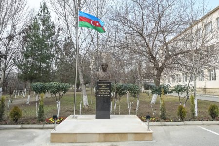 Emin Əmrullayev Milli Qəhrəman Natiq Qasımovun adını daşıyan məktəbdə büstün açılışında iştirak edib - Fotolar