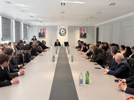 Yevlax Şəhər İcra Hakimiyyətində keçirilən tədbir. Biz kimi aldadırıq...?