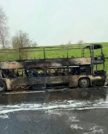 Azarkeşləri daşıyan avtobus yolda yanıb kül oldu-FOTO