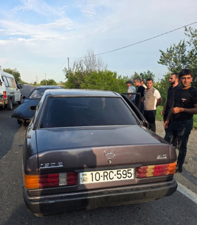Yevlaxda üç avtomobilin toqquşması ilə nəticələnən qəza: Xəsarət alanlar var Yevlaxda üç avtomobilin toqquşması ilə nəticələnən qəza: Xəsarət alanlar var