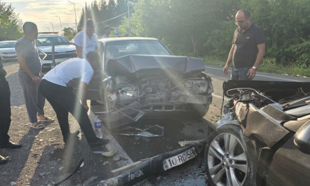 Yevlaxda üç avtomobilin toqquşması ilə nəticələnən qəza: Xəsarət alanlar var Yevlaxda üç avtomobilin toqquşması ilə nəticələnən qəza: Xəsarət alanlar var
