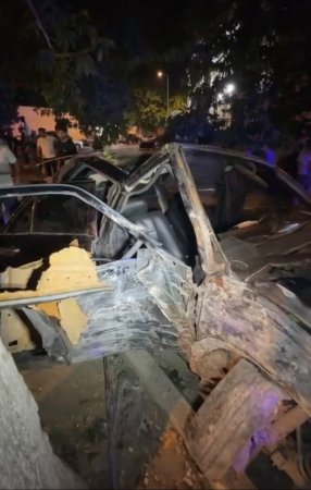 “Mercedes” əvvəl maşına, sonra ağaca çırpılıb aşdı - Yaralı var+Fotolar “Mercedes” əvvəl maşına, sonra ağaca çırpılıb aşdı - Yaralı var+Fotolar