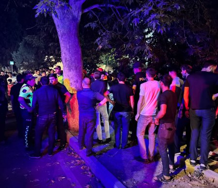 “Mercedes” əvvəl maşına, sonra ağaca çırpılıb aşdı - Yaralı var+Fotolar “Mercedes” əvvəl maşına, sonra ağaca çırpılıb aşdı - Yaralı var+Fotolar