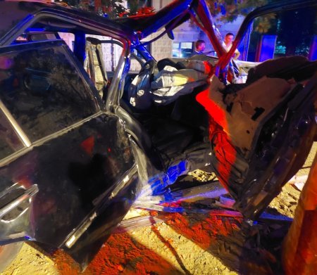 “Mercedes” əvvəl maşına, sonra ağaca çırpılıb aşdı - Yaralı var+Fotolar “Mercedes” əvvəl maşına, sonra ağaca çırpılıb aşdı - Yaralı var+Fotolar