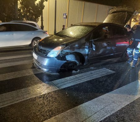 “Mercedes” əvvəl maşına, sonra ağaca çırpılıb aşdı - Yaralı var+Fotolar “Mercedes” əvvəl maşına, sonra ağaca çırpılıb aşdı - Yaralı var+Fotolar