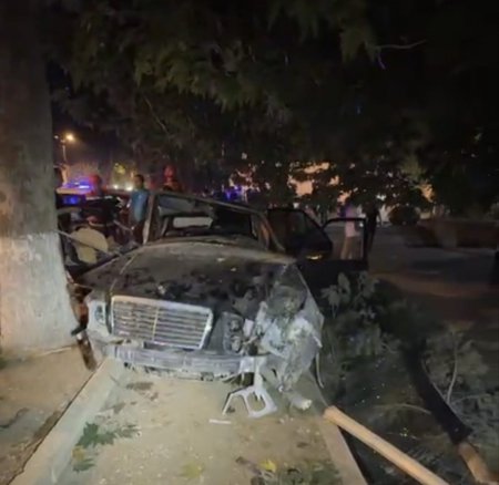 “Mercedes” əvvəl maşına, sonra ağaca çırpılıb aşdı - Yaralı var+Fotolar “Mercedes” əvvəl maşına, sonra ağaca çırpılıb aşdı - Yaralı var+Fotolar