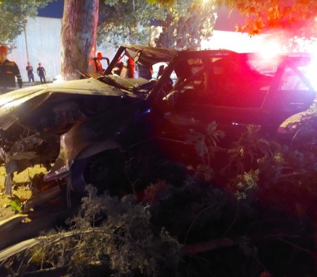 “Mercedes” əvvəl maşına, sonra ağaca çırpılıb aşdı - Yaralı var+Fotolar “Mercedes” əvvəl maşına, sonra ağaca çırpılıb aşdı - Yaralı var+Fotolar