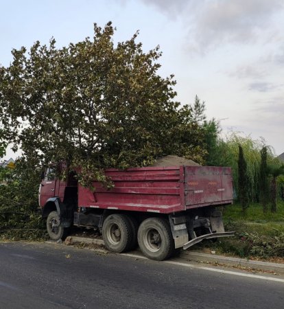 Gəncədə qəza - “Kamaz” ağaca çırpıldı+Fotolar Gəncədə qəza - “Kamaz” ağaca çırpıldı+Fotolar